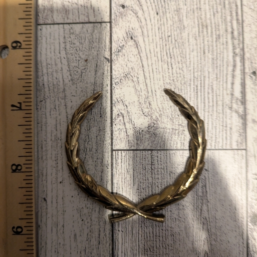Cadillac Gold Laurel Wreath Emblem for Car Systems - Picture 2 of 5